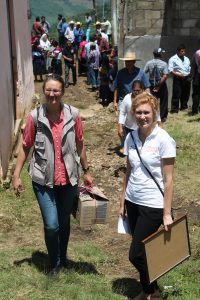 Två personer från Kristna Fredsrörelsen i urfolkssamhälle.