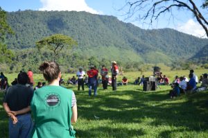 Fredsobservatör från ACOGUATE ser ut över äng.